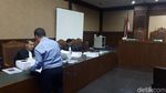 Potret 1.211 Lembar Tuntutan untuk Zumi Zola