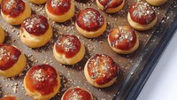 Dari sekian banyak kreasi choux, choux caramel jadi favorit. Meski terliat sederhana, karamel yang dijadikan topping plus taburan cincangan kacang ini bisa manjakan lidah. Foto: Instagram ihanhlai