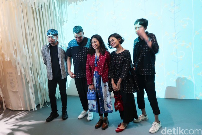 Gaya yang preppy dilengkapi sepatu loafer berwarna coklat yang tampak maskulin. Foto: Alissa Safera/Wolipop