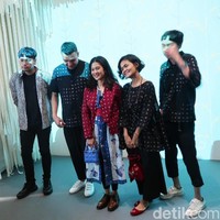 Gaya yang preppy dilengkapi sepatu loafer berwarna coklat yang tampak maskulin. Foto: Alissa Safera/Wolipop