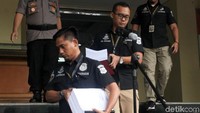 Ratna menjadi tersangka setelah polisi menerima laporan soal hoax penganiayaan. Ratna memang mengakui kebohongannya setelah polisi membeberkan fakta-fakta penelusuran isu penganiayaan.