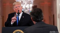 Belum selesai pertanyaan Acosta, Trump langsung menjawab, Saya pikir Anda harus membiarkan saya menjalankan pemerintahan, Anda tetap bekerja di CNN, dan jika Anda bekerja dengan baik, rating kalian akan lebih bagus. Kevin Lamarque/Reuters.
