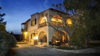 Pemilik Villa Menorah di Larnaca, Siprus akan membebaskan biaya menginap bagi traveler yang membantu hotel menangani kerusakan di sana. Traveler yang punya skill pertukangan, bisa dicoba nih! (dok. Barter Week)