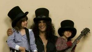 7 Foto Masa Kecil London dan Cash, Anak-anak Slash Guns N Roses