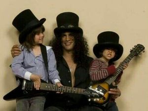 7 Foto Masa Kecil London dan Cash, Anak-anak Slash Guns N Roses