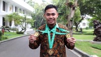 Dalam ajang internasional itu, selain berhasil menjadi juara dunia, Eko pun mampu memecahkan rekor dunia sebanyak tiga kali yakni clean & jerk di angka 173 kg lalu dua kali di total angkatan, yakni 313 kg dan 317 kg. Dok. Humas Kemenpora.