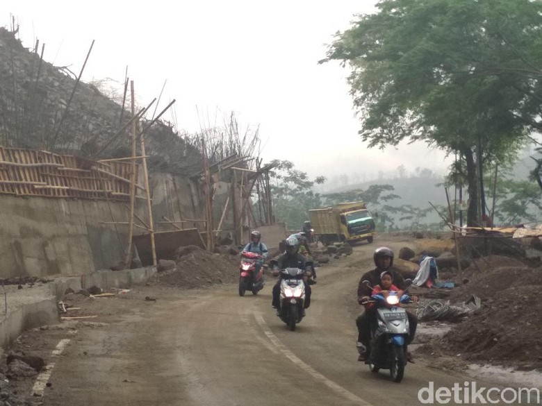 Sempat Tertutup Longsor, Jalur Trenggalek-Ponorogo Kembali Dibuka Sempat Tertutup Longsor, Jalur Trenggalek-Ponorogo Kembali Dibuka
