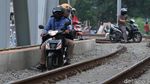Makin Nekat! Pemotor Mulai Terobos Jalur Kereta