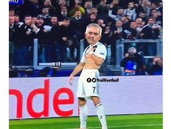 Kelakar Netizen untuk Aksi Pamer Perut Cristiano Ronaldo