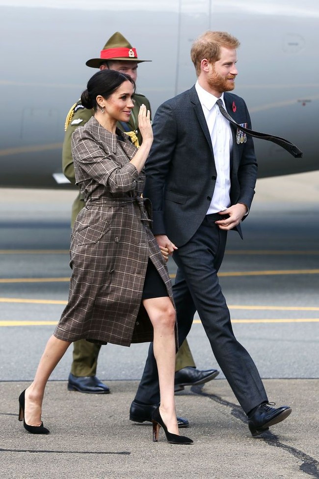 Stiletto Sarah Flint ikut menemani langkah Meghan. Ketika kunjungannya ke New Zealand, sepatu seharga 478 poundsterling atau Rp 9 juta ini bahkan dipakai berulang kali. Foto: Hagen Hopkins/Getty Images