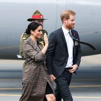 Stiletto Sarah Flint ikut menemani langkah Meghan. Ketika kunjungannya ke New Zealand, sepatu seharga 478 poundsterling atau Rp 9 juta ini bahkan dipakai berulang kali. Foto: Hagen Hopkins/Getty Images
