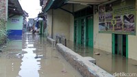 Menurut salah seorang warga, Andi, banjir terjadi sejak Rabu (7/11/2018) malam. Banjir itu pun diketahui merupakan luapan air Sungai Citarum.