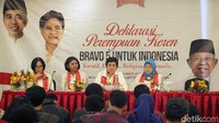 Sejumlah tokoh perempuan pun turut hadir dalam acara itu diantaranya, Ketua Divisi Perempuan Bravo 5, Nurmala Kartini Sjahrir, Pegiat Kebhinekaan, Henny Supolo, anggota DPR Fraksi PDI Perjuangan, Irine Yusiana Roba Putri, aktivis perempuan, Dwi Ruby Kholifah dan masih banyak lagi.