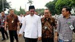 Berbaju Koko dan Songkok Amran Blusukan ke Pasar Cipinang Bareng Buwas