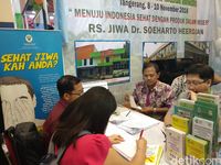 Orang-orang sedang melakukan wawancara dengan dokter jiwa.