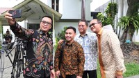 Menpora Imam Nahrawi berfoto bersama Eko usai bertemu dengan Presiden Joko Widodo di Istana Merdeka, Jakarta. Dok. Humas Kemenpora.