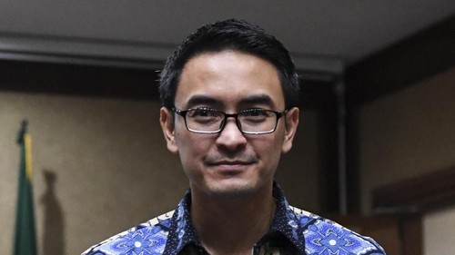 Gubernur Jambi nonaktif Zumi Zola menjalani sidang tuntutan di Pengadilan Tipikor. Ia dituntut 8 tahun penjara dan denda 1 Miliar.