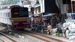 Kondisi Bantaran Rel Kereta Duri-Petamburan Kian Kumuh