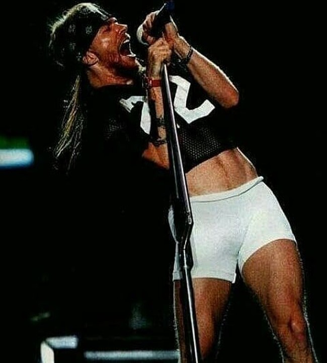 Axl juga senang memadukan celana dalamnya dengan atasan cropped sehingga memungkinkan dia untuk memamerkan perutnya yang berotot. (Foto: Instagram/@__axl.rose_)