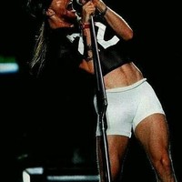 Axl juga senang memadukan celana dalamnya dengan atasan cropped sehingga memungkinkan dia untuk memamerkan perutnya yang berotot. (Foto: Instagram/@__axl.rose_)