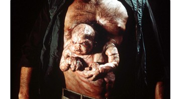 Kalau yang ini aksi pamer perut dari sebuah adegan dalam film horor, juga mengolok gaya Ronaldo. (Foto: Internet/Twitter)