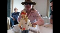 Ngeteh sore sambil santai ditemani sebuah boneka Axl mini. Lucu ya! Foto: Instagram