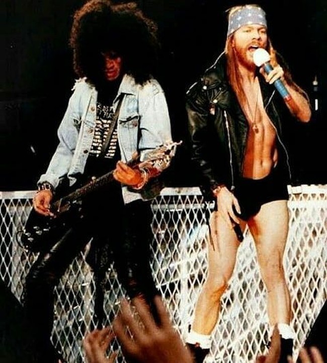 Satu lagi gaya eksentrik Axl Rose saat beraksi bersama gitaris Guns N Roses, Slash. (Foto: Instagram/@__axl.rose_)