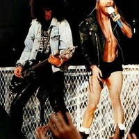 Satu lagi gaya eksentrik Axl Rose saat beraksi bersama gitaris Guns N Roses, Slash. (Foto: Instagram/@__axl.rose_)