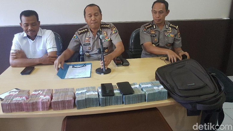 Polisi OTT Pengusaha Kayu di Papua, Rp 500 Juta Disita Polisi OTT Pengusaha Kayu di Papua, Rp 500 Juta Disita