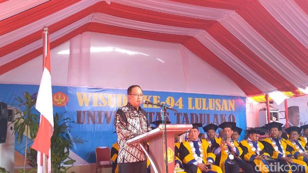 Menristekdikti Ajak Wisudawan Untad Palu Doakan Korban Gempa