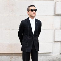 Berbeda dari Freddie Mercury, gaya minimalis dalam palet warna monokromatik menjadi andalan Rami Malek. Tengok saja gaya aktor keturunan Mesir ini saat menghadiri fashion show Dior di Paris Fashion Week beberapa waktu lalu. (Foto: Getty Images)