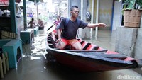 Tak sedikit pula warga yang menggunakan perahu untuk beraktivitas akibat motor yang tak dapat digunakan karena air yang merendam memiliki kedalaman hingga pinggang orang dewasa.
