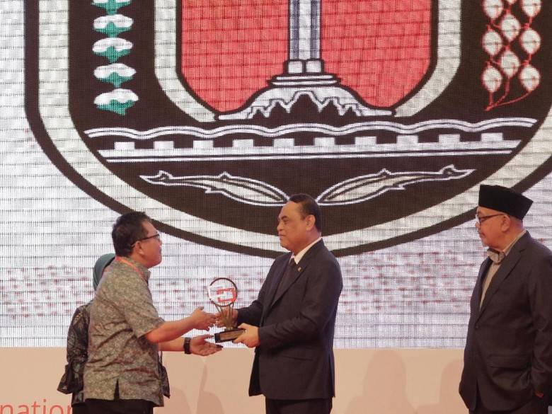 Selesaikan 12 Ribu Aduan, Semarang Raih Pengelola Laporan Terbaik Selesaikan 12 Ribu Aduan, Semarang Raih Pengelola Laporan Terbaik