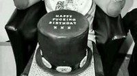 Foto hitam putih ini memperlihatkan foto Slash gitaris Gun N Roses saat sedang memamerkan kue ulang tahunnya. Wah ulang tahun ke berapa ini? Foto: Instagram