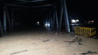 Banjir telah melewati lantai jembatan, kata Riadil.