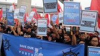 Dalam aksinya mereka meminta Pengelolaan Pelabuhan Nasional yang menyangkut hajat hidup rakyat Indonesia harus dilakukan dengan berlandaskan semangat konstitusi bukan liberalisasi asing yang membahayakan kedaulatan dan hilangnya potensi ekonomi nasional. Foto: dok. FPPI