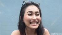 Saat ditanya soal kabar asmaranya dengan pengusaha Fransen Susanto, Ayu hanya tersenyum. Pool/Noel/detikFoto.
