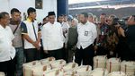 Berbaju Koko dan Songkok Amran Blusukan ke Pasar Cipinang Bareng Buwas