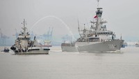 Mereka tiba dengan KRI Usman Harun-359. Satgas yang dipimpin oleh Komandan KRI Usman Harun-359 Kolonel Laut (P) Alan Dahlan tersebut kembali dalam jajaran Koarmada II usai mengemban misi perdamaian dunia selama setahun. ANTARA FOTO/M Risyal Hidayat.