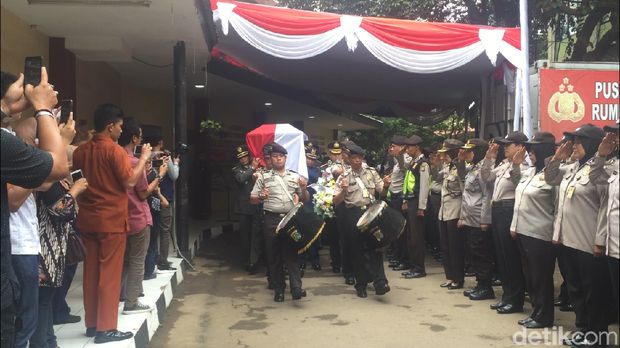  Polri memberikan penghormatan terakhir kepada jenazah AKBP Sekar Maulana di RS Polri, Kramat Jati, Jakarta Timur