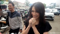 Angel Karamoy belum lama ini dikabarkan putus dengan Jose Purnomo. Namun saat ditanyakan hal itu oleh awak media ia malah tertawa.  Foto: Noel/detikFoto
