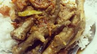 Ceker  dimasak dengan bumbu opor hingga agak kering sehingga ceker makin lembut. Dimakan dengan gideg saja sudah enak. Foto: Instagram @mikomarsiko