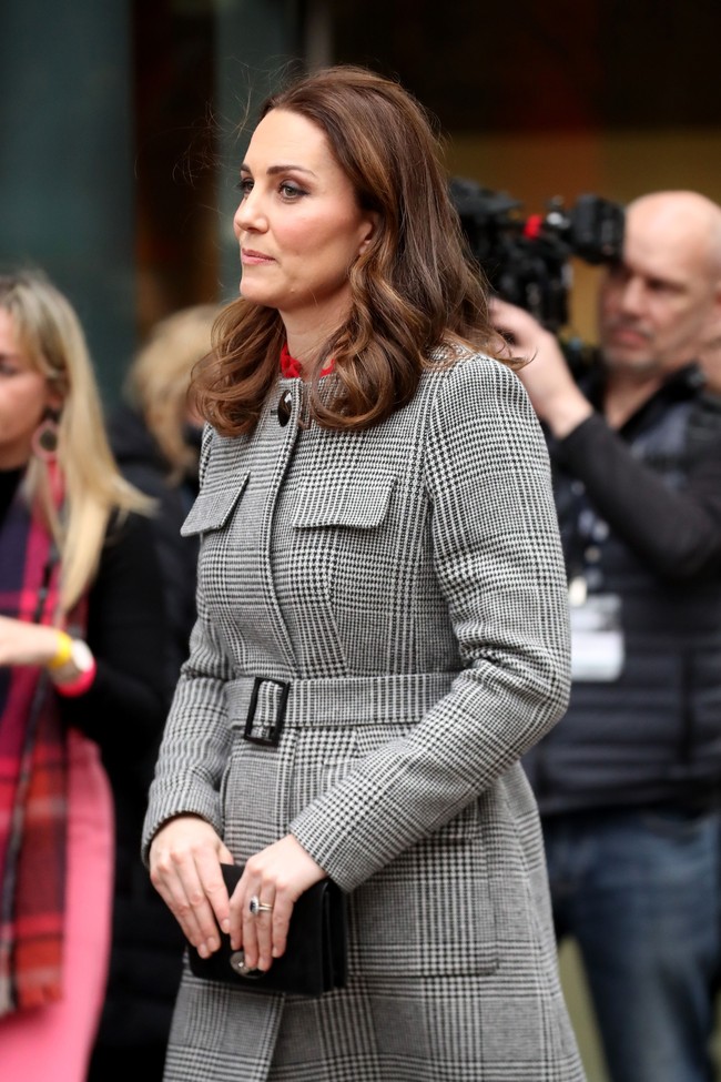 Tangan di DepanKate Middleton juga terlihat menawan dan elegan di foto ketika ia menaruh kedua tangannya di depan seperti ini. Ia memastikan jika kedua tangan disimpan dengan relaks. Foto: Getty Images