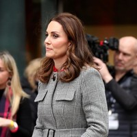 Tangan di DepanKate Middleton juga terlihat menawan dan elegan di foto ketika ia menaruh kedua tangannya di depan seperti ini. Ia memastikan jika kedua tangan disimpan dengan relaks. Foto: Getty Images