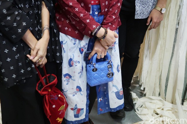 Tas kecil Lady Dior dalam warna biru menyempurnakan gaya Dian dengan batik terbaru Sejauh. Tas ini dijual dengan harga retail US$ 2.950 atau setara dengan Rp 40 jutaan. Foto: Alissa Safera/Wolipop