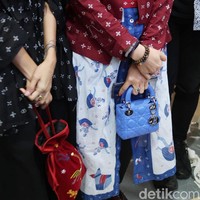 Tas kecil Lady Dior dalam warna biru menyempurnakan gaya Dian dengan batik terbaru Sejauh. Tas ini dijual dengan harga retail US$ 2.950 atau setara dengan Rp 40 jutaan. Foto: Alissa Safera/Wolipop