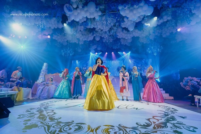 Pada pesta ulang tahun Sophia ini, tema Disney Princess diterapkan dengan tidak main-main. Para putri Disney benar-benar hadir di pesta tersebut mulai dari Snow White, Cinderela, Elsa, Belle, Aurora, hingga Mulan. Mereka semua bernyanyi menghibur para tamu undangan. Foto: Facebook Nice Print Photography & Exige Weddings