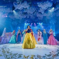 Pada pesta ulang tahun Sophia ini, tema Disney Princess diterapkan dengan tidak main-main. Para putri Disney benar-benar hadir di pesta tersebut mulai dari Snow White, Cinderela, Elsa, Belle, Aurora, hingga Mulan. Mereka semua bernyanyi menghibur para tamu undangan. Foto: Facebook Nice Print Photography & Exige Weddings