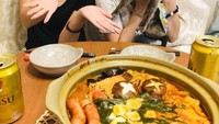Meski sudah berusia 32 tahun, tapi Miyabi masih terlihat imut dan awet muda. Ditemani kucing yang menggemaskan, acara makan malam di rumah bersama temannya jadi semakin seru. Foto: Instagram @maria.ozawa