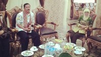 Lagi-lagi menyajikan tamu dengan secangkir teh hangat dan jajanan pasar. Kali ini giliran tim penilaian UKS sekolah yang dijamu Anna Sophana. Foto: Instagram annasophanah